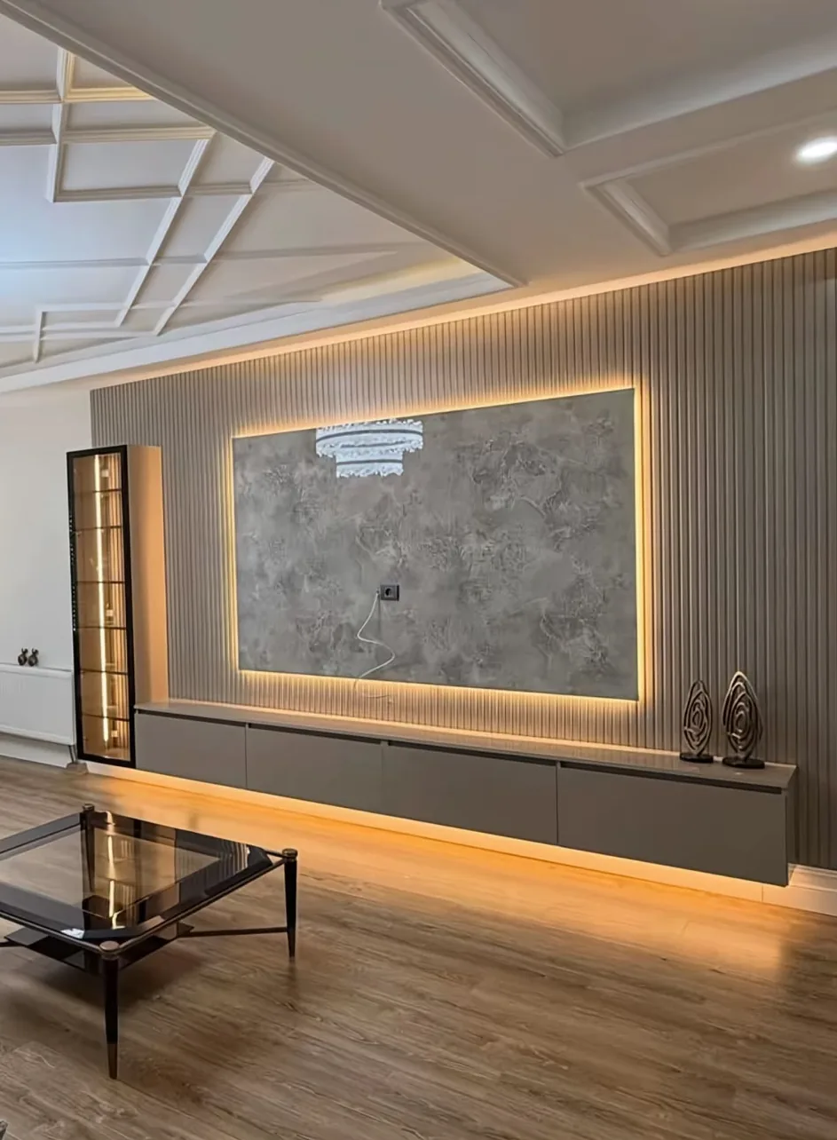 Taş desenli çerçeveli panel, kenarından gizli ışık ve uzun asılı TV ünitesi